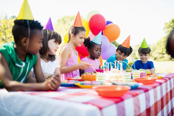 Děti během oslava narozenin — Stock fotografie