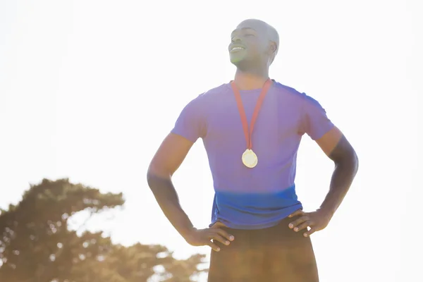 Atleta com medalha de ouro ao redor do pescoço — Fotografia de Stock