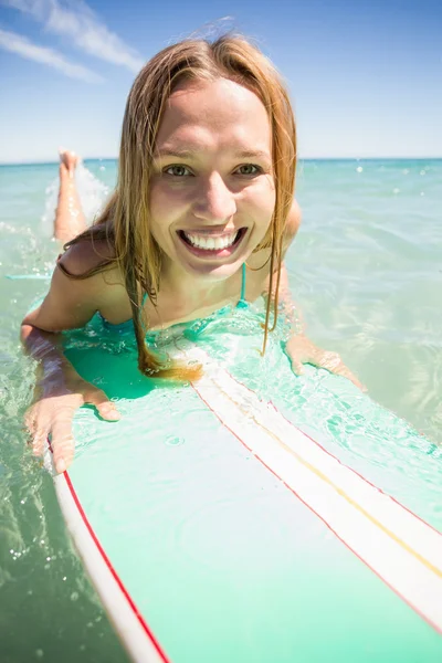 海でサーフィンする女 — ストック写真