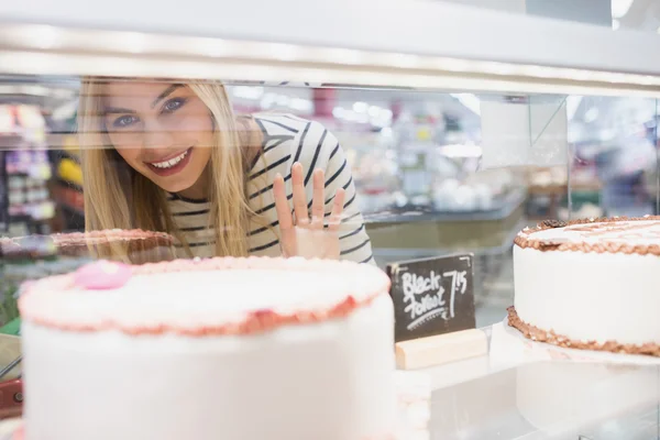 Mujer mirando postres estante — Foto de Stock