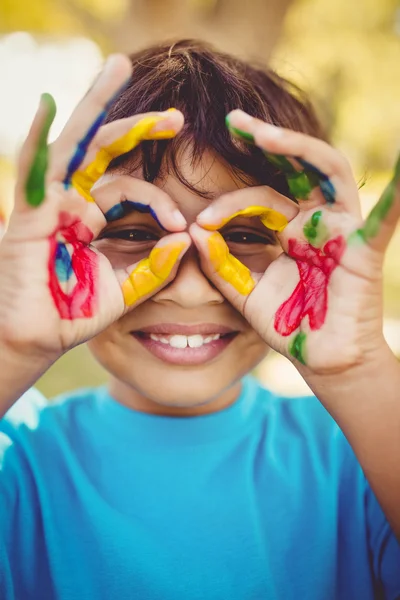 Menino fazendo óculos com as mãos pintadas — Fotografia de Stock