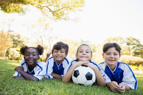 Equipo de fútbol infantil sonriendo —  Fotos de Stock