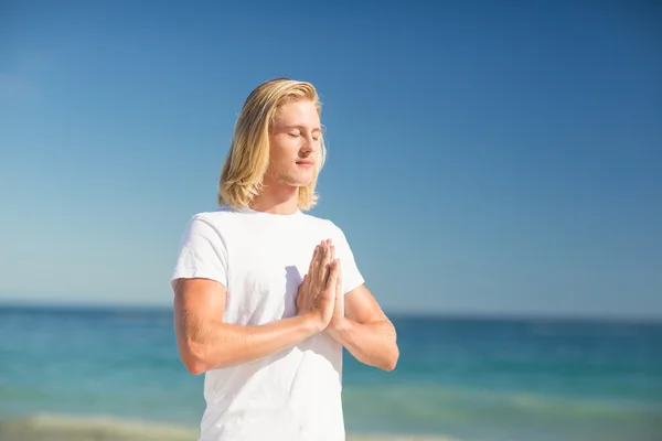 Man performing yoga on beach — Stock Photo, Image