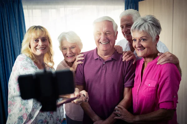 Senioren doen selfie met smartphone — Stockfoto