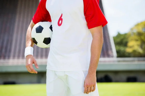 Jogador de futebol de pé com bola — Fotografia de Stock