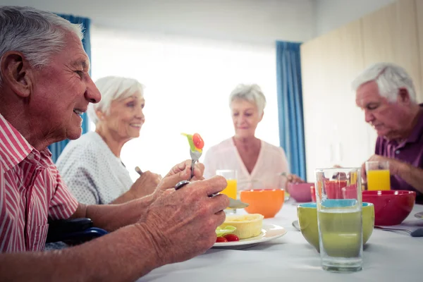 Pensionärer på lunch i pension house — Stockfoto