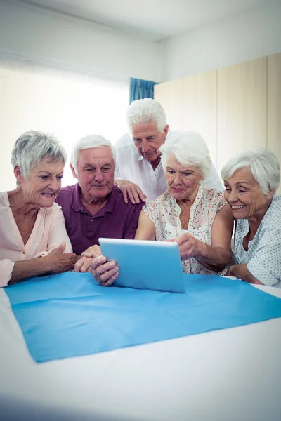 Skupina seniorů pomocí tabletu — Stock fotografie