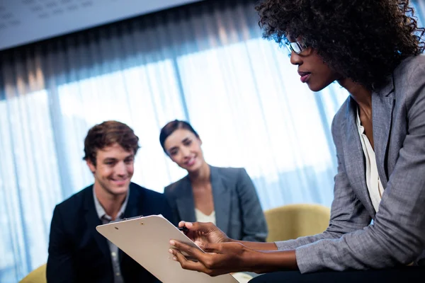 Business people having a discussion — Stock Photo, Image