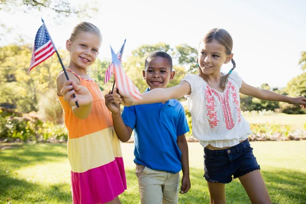 Niños mostrando bandera de EE.UU. —  Fotos de Stock