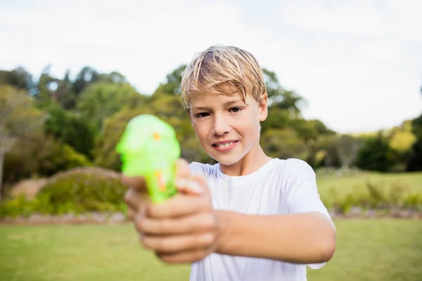 Kid met zijn water gun automatische waterpistool — Stockfoto