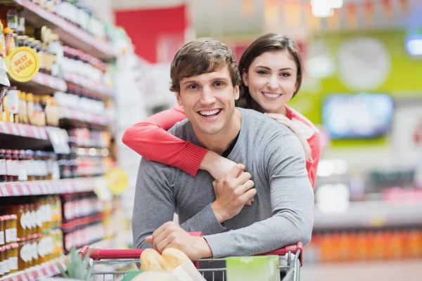 Linda pareja abrazando — Foto de Stock