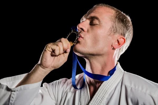 Luchador besando su medalla de oro — Foto de Stock