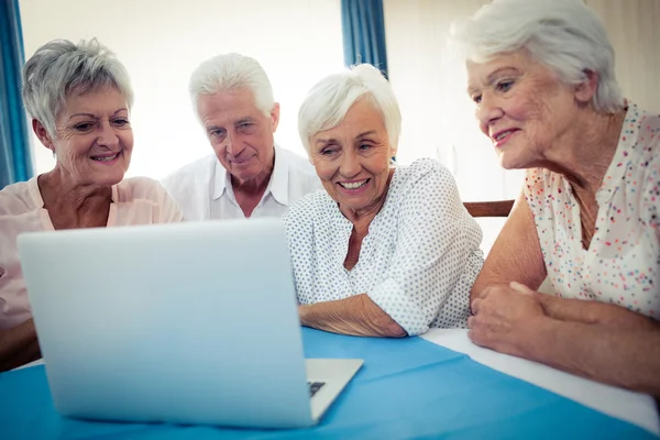Gruppo di anziani che utilizzano un computer — Foto Stock