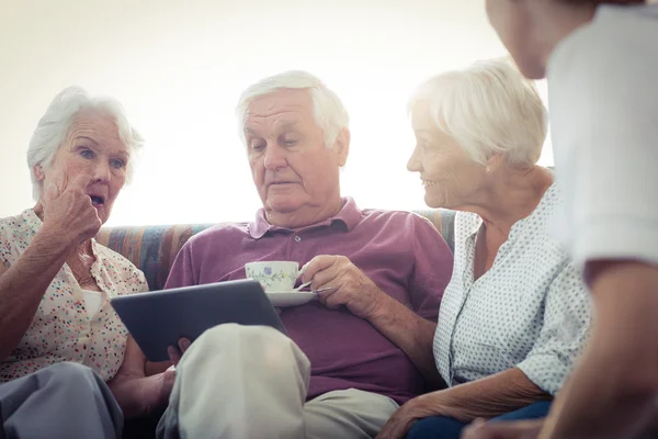 Senioren met een tabletcomputer — Stockfoto