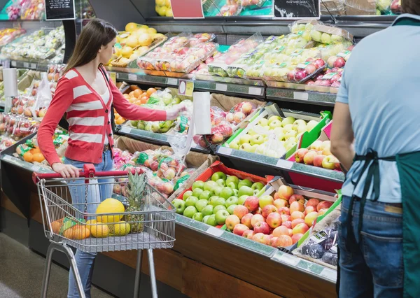 Frau wählt ihr Obst und Gemüse aus — Stockfoto