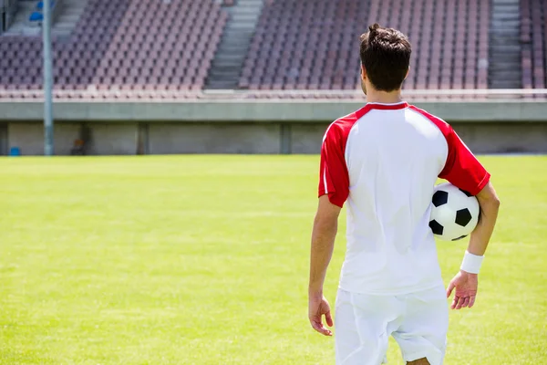 Futbol oyuncu topu ile — Stok fotoğraf