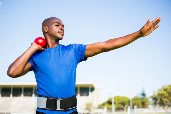 Atleta preparándose para lanzar tiro poner bola — Foto de Stock