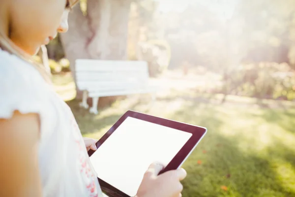 Kind met behulp van technologie — Stockfoto