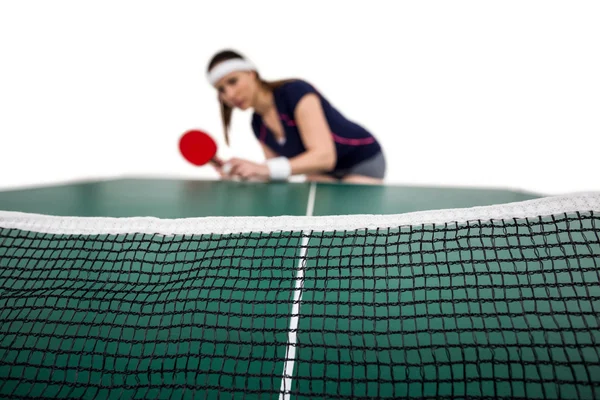 Atletka hraje stolní tenis — Stock fotografie