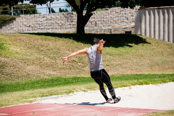 Atleta che esegue un salto in lungo — Foto Stock