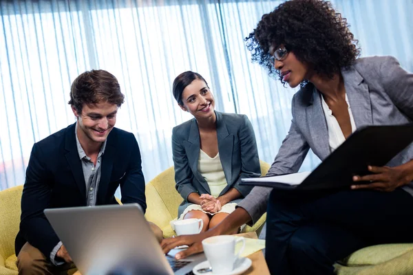 Compañeros de trabajo se reúnen alrededor de la mesa — Foto de Stock