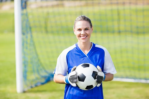 Kvinnliga målvakt står med boll — Stockfoto