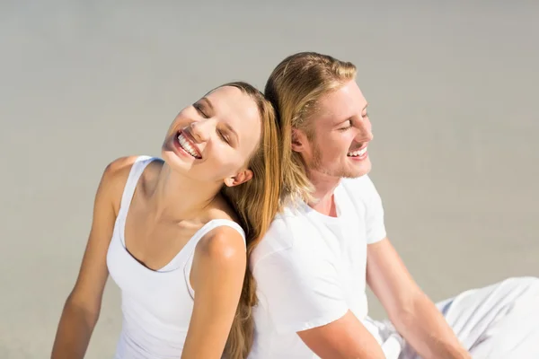 Couple sitting on beach — Stock Photo, Image