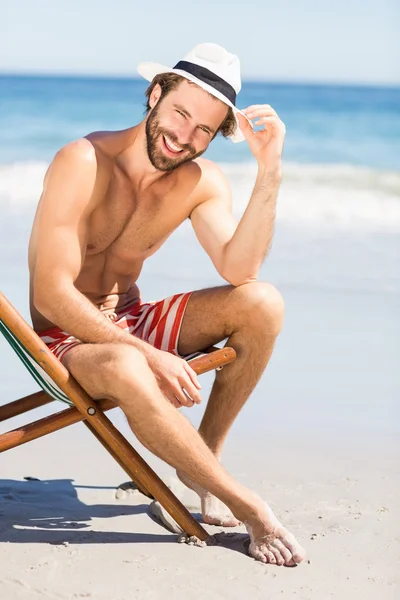 Jeune homme assis sur un fauteuil — Photo