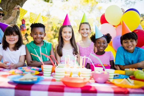 Niños durante la fiesta de cumpleaños — Foto de Stock