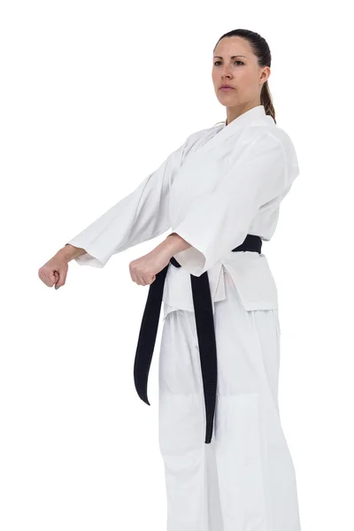 Kvinnlig fighter utför karate hållning — Stockfoto