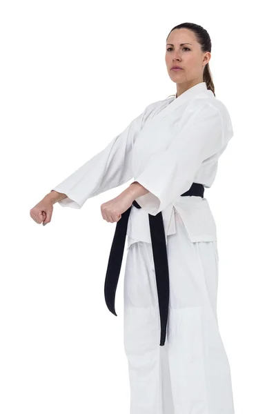 Vrouwelijke vechter presterende karate houding — Stockfoto