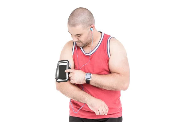 Athlete listening music on smartphone — Stock Photo, Image