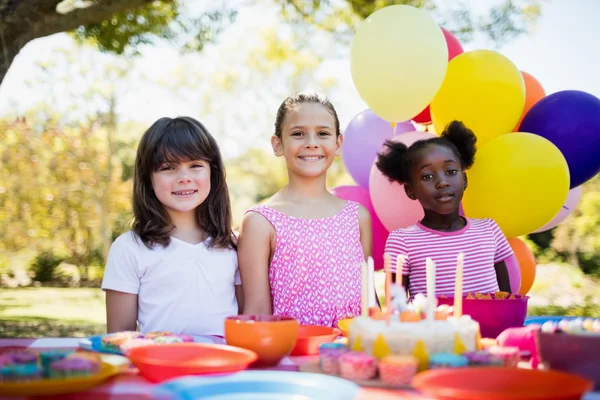 Meninas durante a festa de aniversário — Fotografia de Stock