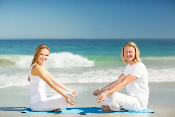 Erkek ve kadın yoga gerçekleştirme — Stok fotoğraf