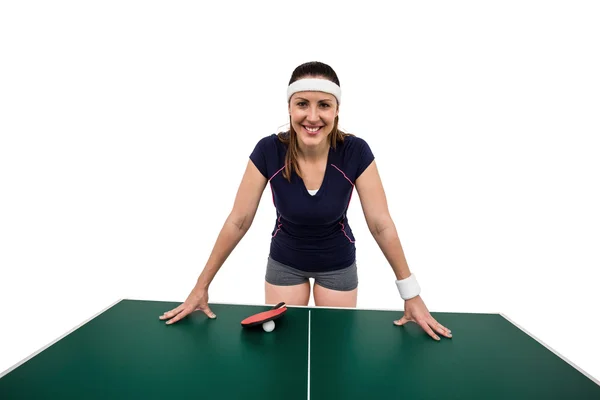 Atleta feminina se apoiando em mesa dura — Fotografia de Stock