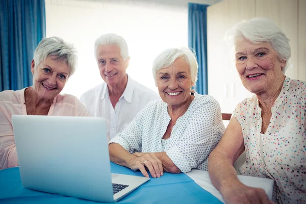 Groupe de personnes âgées utilisant un ordinateur — Photo