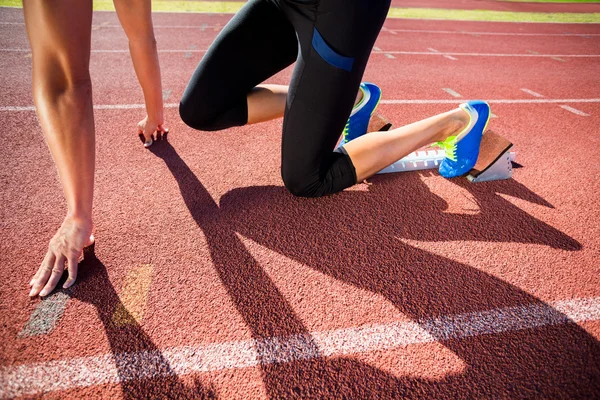 Kvinnelig idrettsutøver klar til å løpe – stockfoto