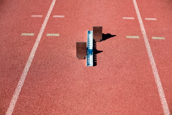 Startblokk på et løpespor – stockfoto