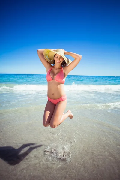 Jeune femme sautant sur la plage — Photo