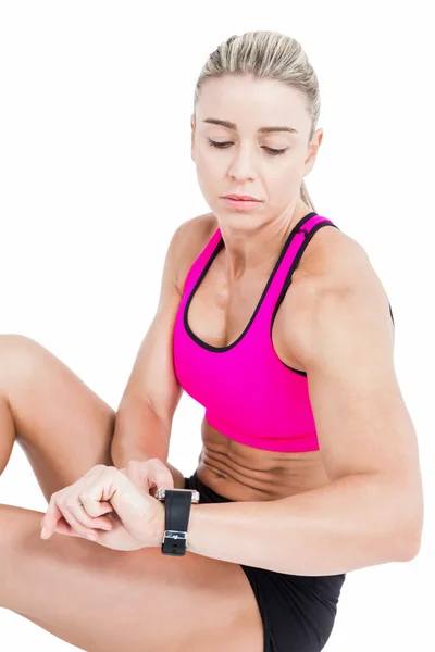 Atleta feminina usando relógio inteligente — Fotografia de Stock