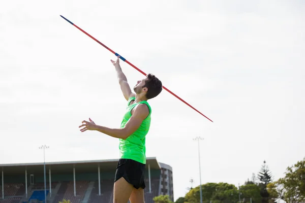 Atleta prestes a lançar um dardo — Fotografia de Stock