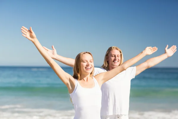 Homme et femme exécutant le yoga — Photo