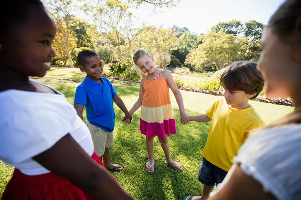 Niños jugando juntos —  Fotos de Stock