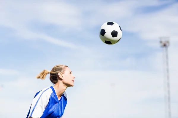 Vrouwelijke voetballer voetballen — Stockfoto