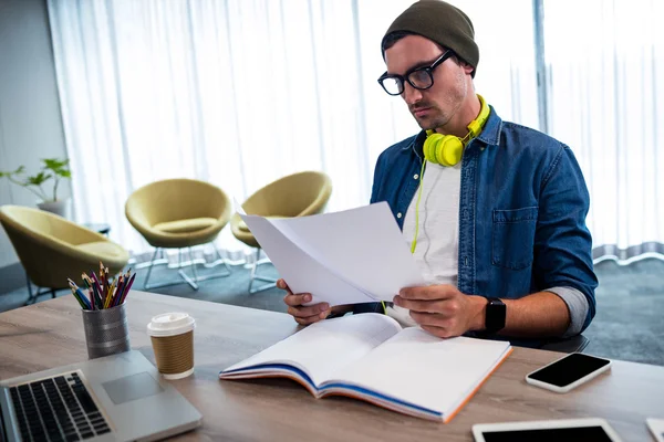Hipster looking at document — Stock Photo, Image