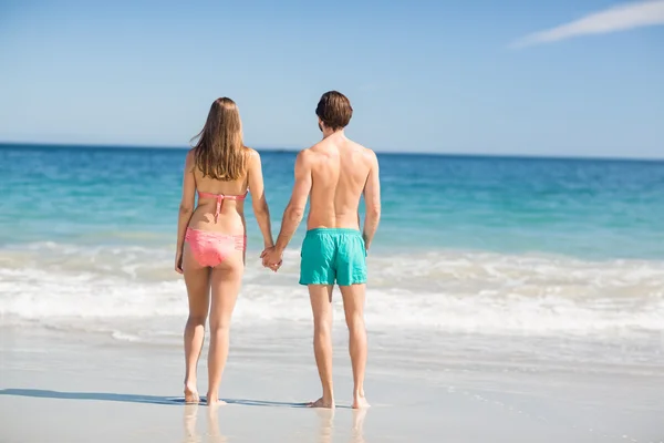 Couple debout sur la plage — Photo