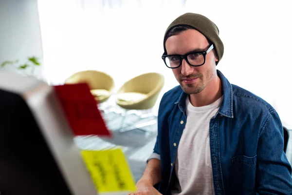 Uomo sorridente che lavora alla scrivania del computer — Foto Stock