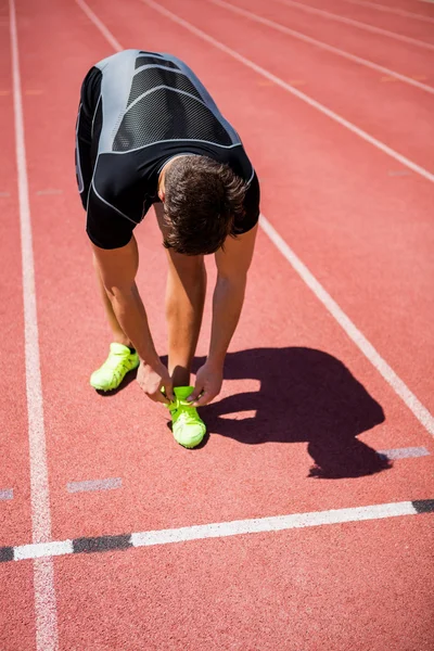 Hombre atleta atando cordones de zapatos —  Fotos de Stock