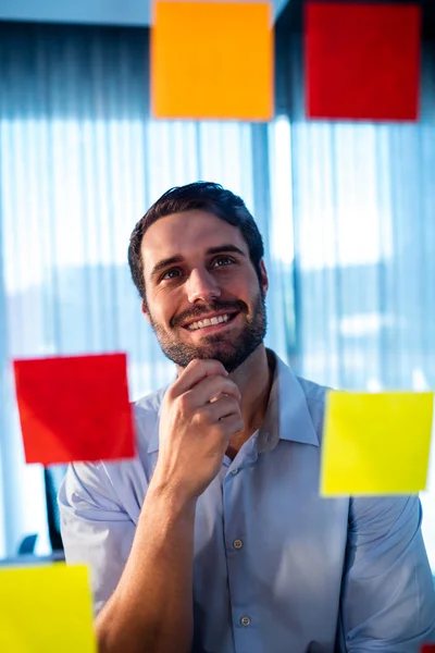 Zakenman lezen post-it — Stockfoto