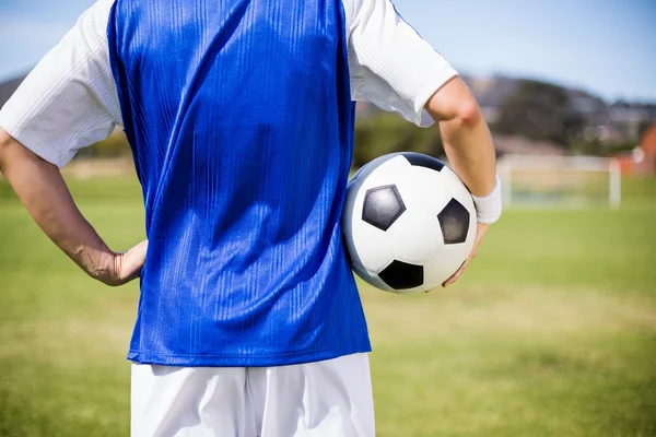 Vrouwelijke voetballer met bal — Stockfoto